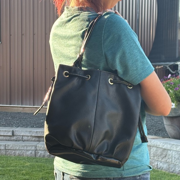 Chic Black Drawstring Shoulder Bag - Picture 7 of 7